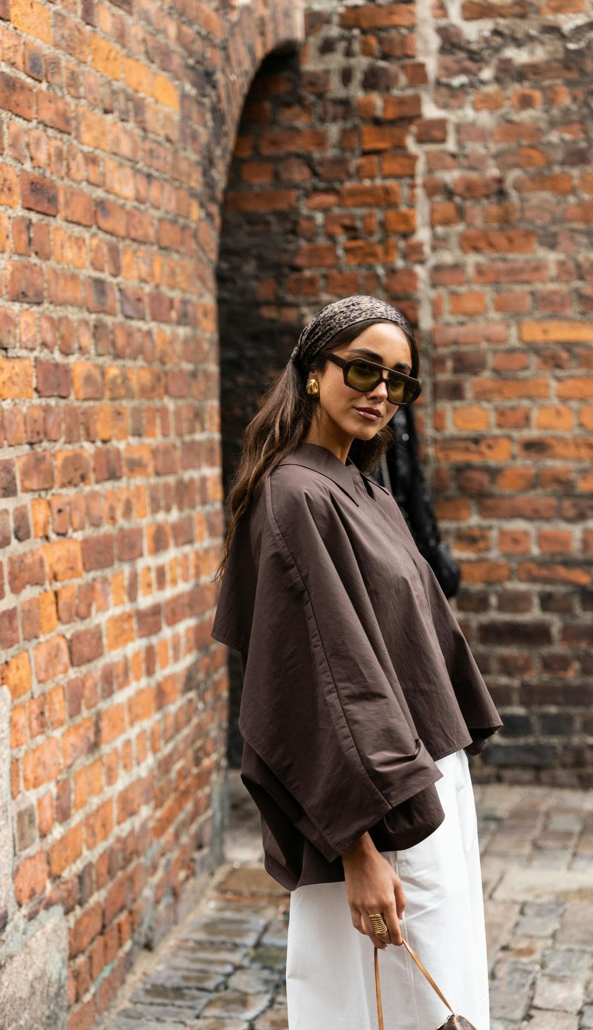 Kvinna med naturlig solbränd hud